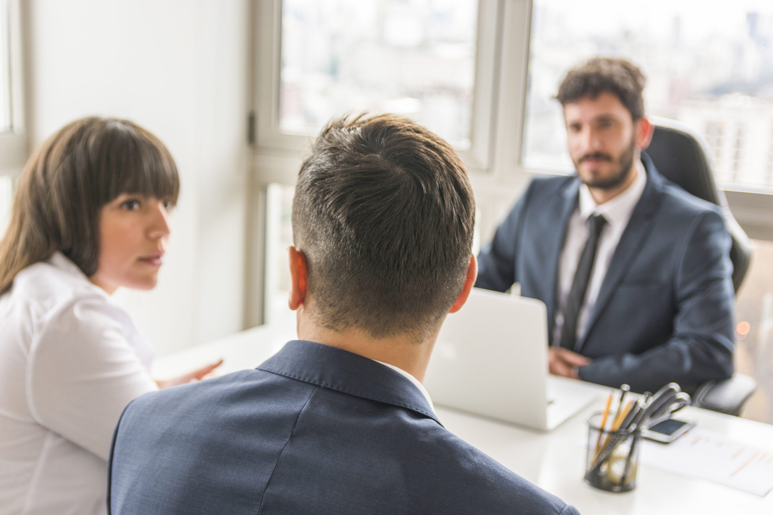 empresario-y-empresaria-sentado-frente-gerente-en-el-lugar-de-trabajo